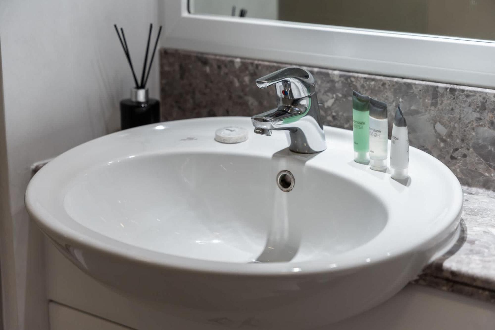 Prime 2br Near Marina Mall & Tram Apartment *